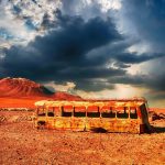 Autobús abandonado en desierto