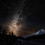 noche de cielo estrellado y montaña nevada (fuente: gde-fon.com)