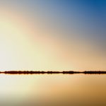 Amazona trotando sobre el horizonte de la laguna (Fuente: Pixabay.com)