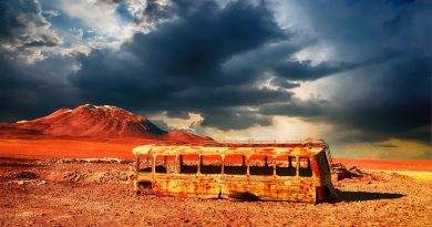 Autobús abandonado en desierto