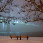 Contemplando el puente colgante iluminado bajo la niebla