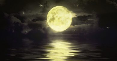 Luna llena gigante, sobre el horizonte del mar