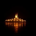 Isla de velas encendidas en la noche