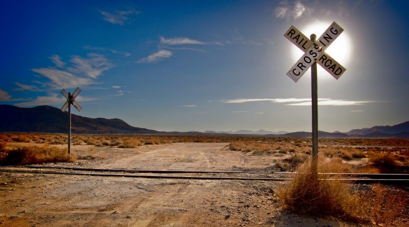 Paso sin barreras en vías de tren por el desierto